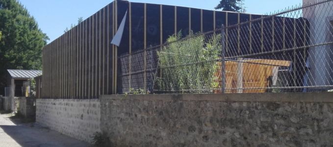 Le muret côté impasse a été monté en pierres de "pays" Le muret côté impasse a été monté en pierres de "pays"