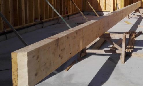La poutre maitresse sur laquelle repose la toiture pèse 500 kg et mesure 14 mètres de long. Elle traverse pratiquement la pièce dans sa longueur. La poutre maitresse sur laquelle repose la toiture pèse 500 kg et mesure 14 mètres de long. Elle traverse pratiquement la pièce dans sa longueur.